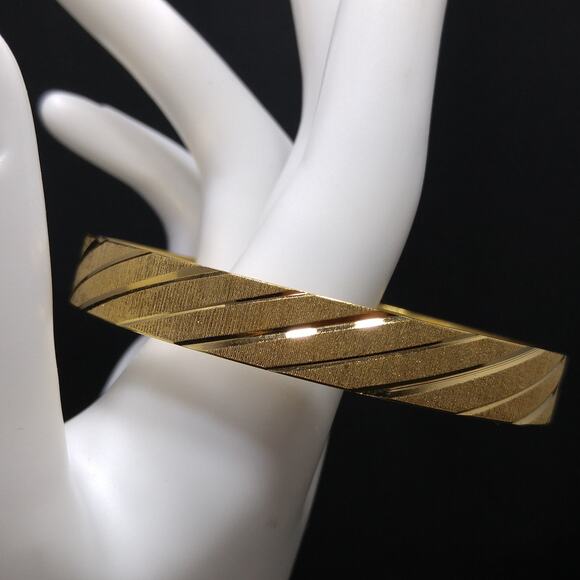 Monet 60s Textured Striped Gold Plate Bangle Bracelet Vintage Jewelry Book Piece - Picture 3 of 10